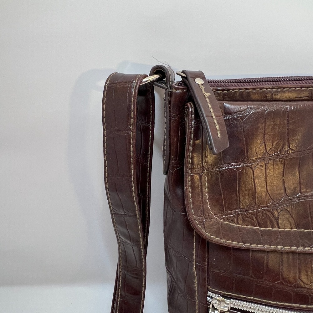 Relic Brown Crossbody Faux Leather Purse Crocodile Style Zip Closure - Picture 3 of 16